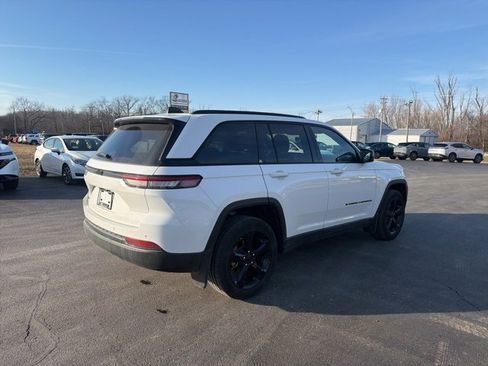 Used 2023 Jeep Grand Cherokee Altitude image 2