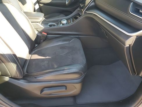 Used 2023 Jeep Grand Cherokee Altitude image 16