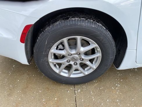 Certified 2025 Chrysler Pacifica Select image 13