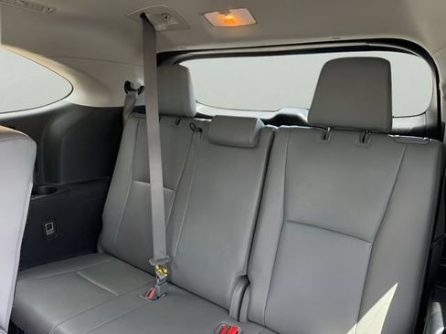 Used 2021 Toyota Highlander XLE AWD/4WD image 14