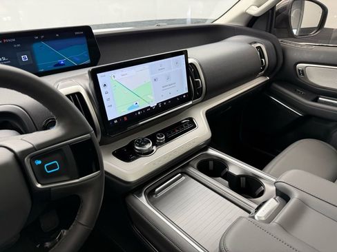 New 2026 Ford Expedition Active image 4