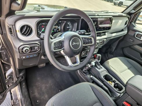 Used 2025 Jeep Wrangler Unlimited Sahara AWD/4WD image 9