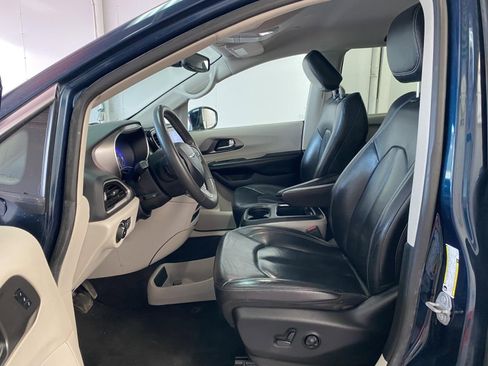 Used 2022 Chrysler Pacifica Touring-L FWD image 18