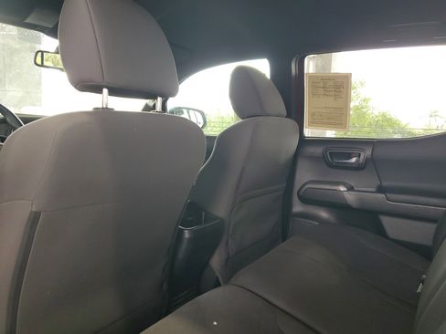 Used 2018 Toyota Tacoma TRD Off-Road AWD/4WD image 13