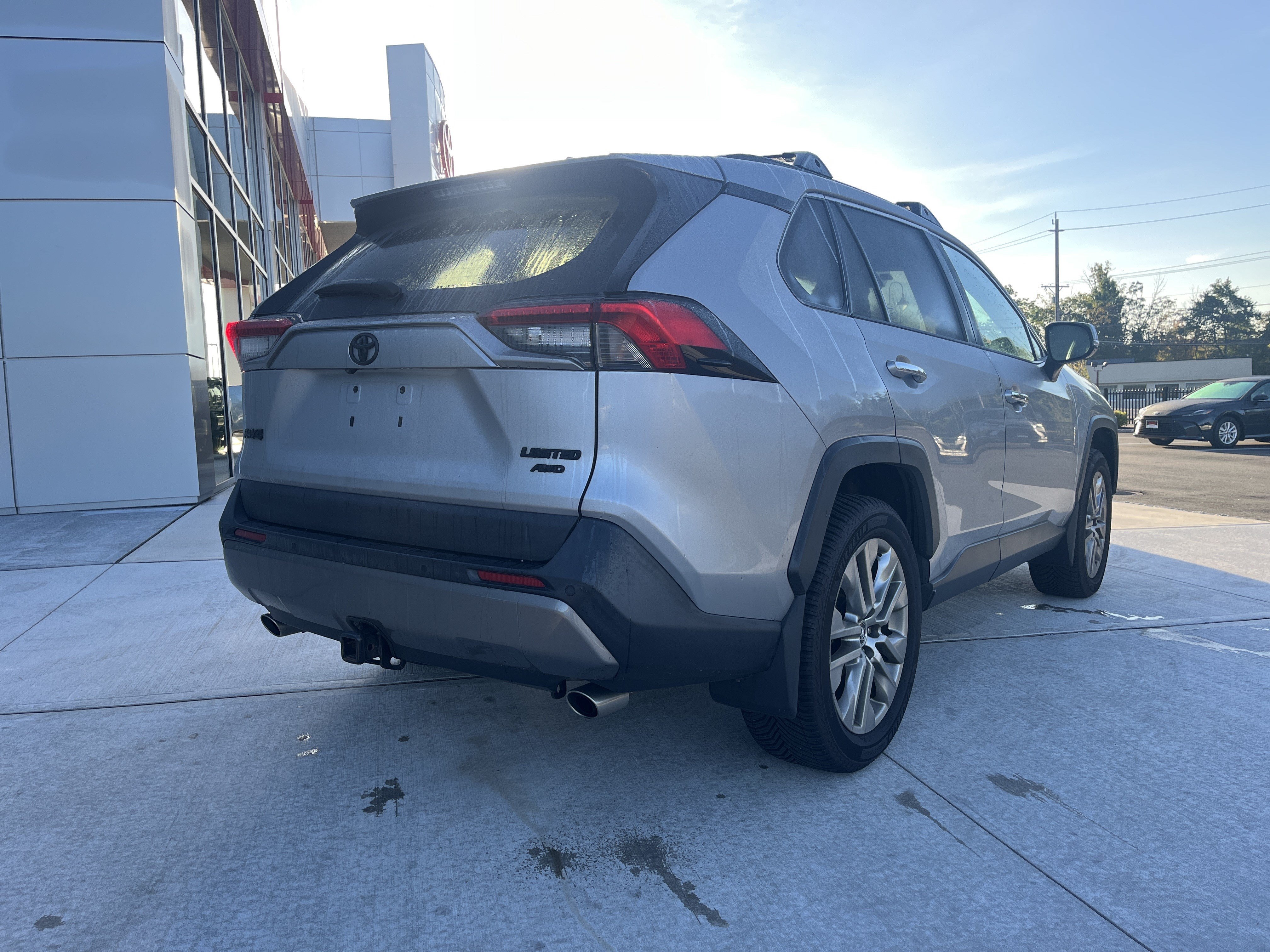 Used 2020 Toyota RAV4 Limited w/ Limited Grade Weather Package AWD/4WD image 3