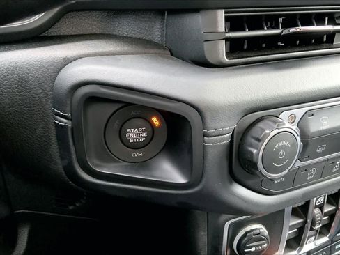 Used 2026 Jeep Wrangler Unlimited Rubicon AWD/4WD image 34