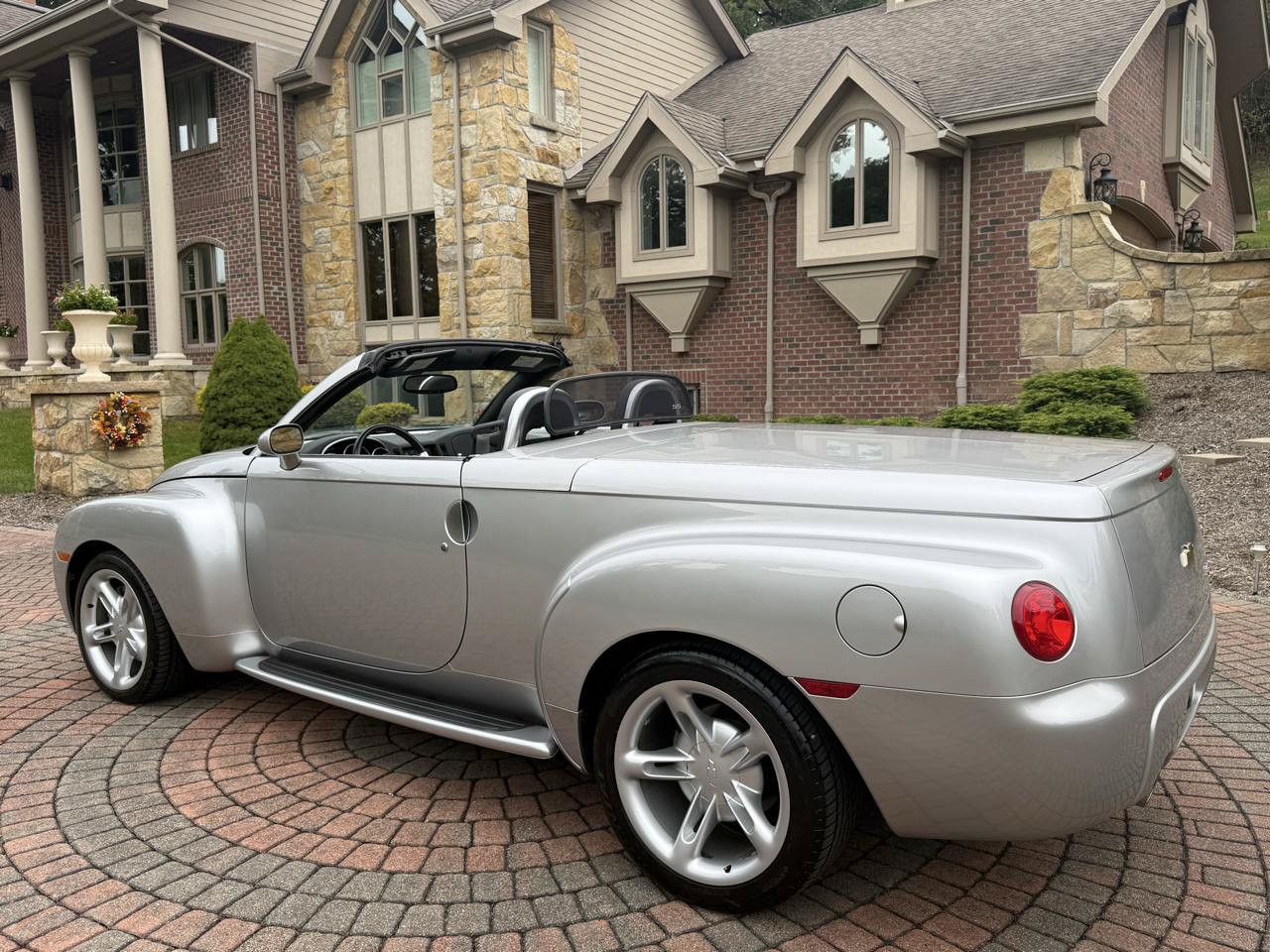 Used 2004 Chevrolet SSR w/ Preferred Equipment Group RWD image 10