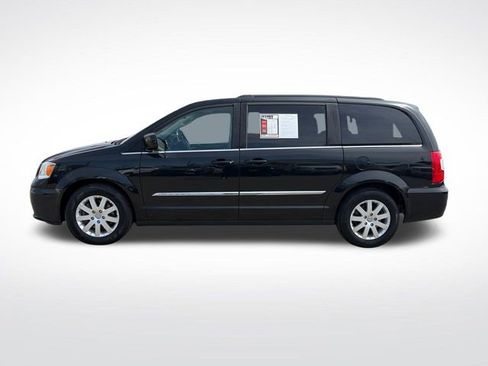 Used 2016 Chrysler Town & Country Touring FWD image 3