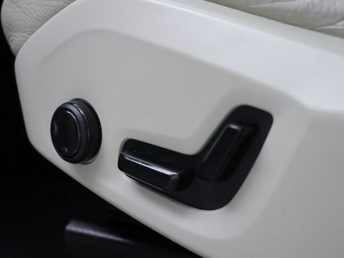 Used 2018 Volvo XC60 T6 Momentum w/ Vision Package image 11