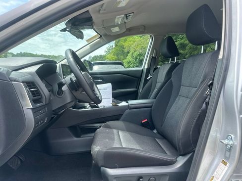 Used 2025 Nissan Rogue SV FWD image 14