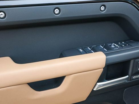 New 2026 Land Rover Defender 110 X-Dynamic SE image 32
