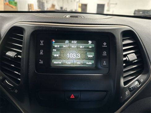 Used 2016 Jeep Cherokee Latitude image 16