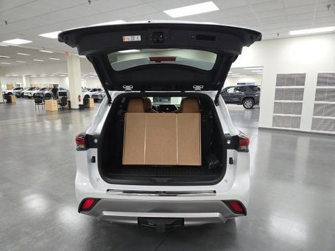 New 2026 Toyota Highlander Platinum image 15