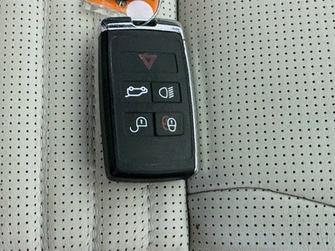 Used 2024 Land Rover Discovery Dynamic SE image 37