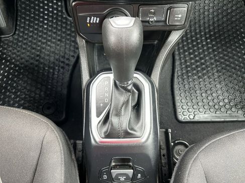 Used 2023 Jeep Renegade Latitude AWD/4WD image 27