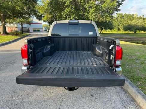 Used 2017 Toyota Tacoma TRD Sport AWD/4WD image 11