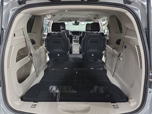 Used 2023 Chrysler Pacifica Touring-L image 14