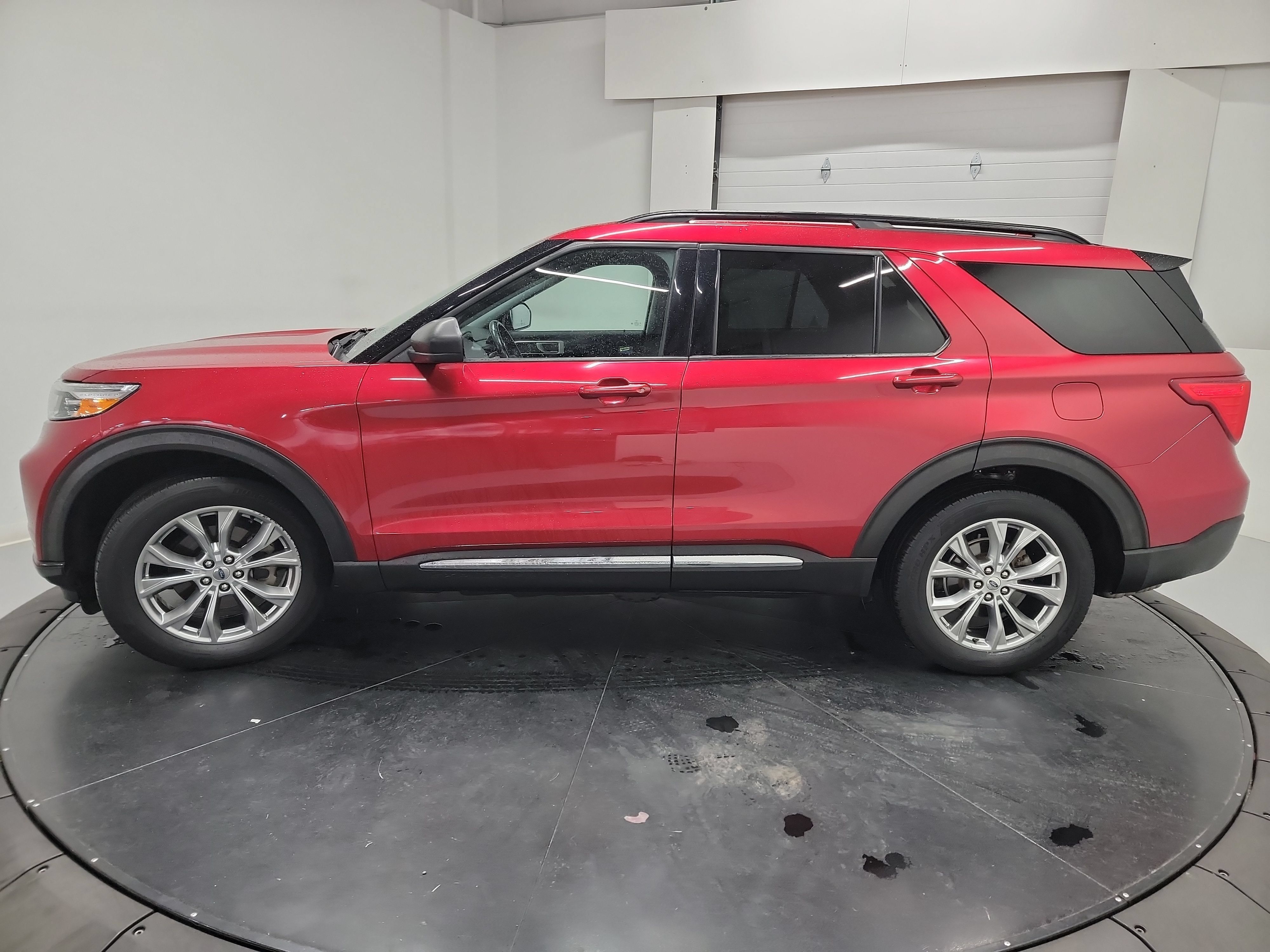 Used 2020 Ford Explorer XLT w/ Equipment Group 202A AWD/4WD image 4