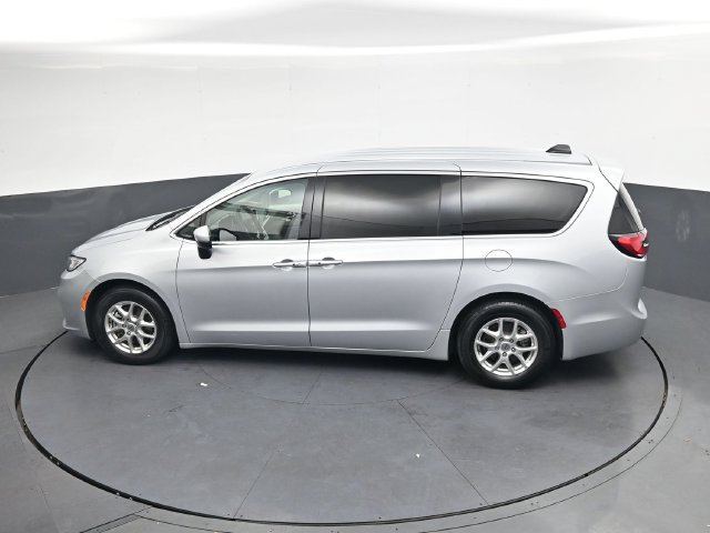 Used 2023 Chrysler Pacifica Touring-L FWD image 27
