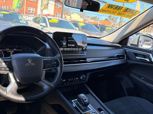 Used 2024 Mitsubishi Outlander FWD image 17