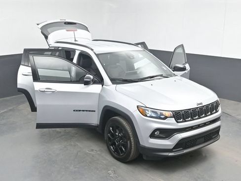 Used 2025 Jeep Compass Latitude w/ Altitude Special Edition AWD/4WD image 46