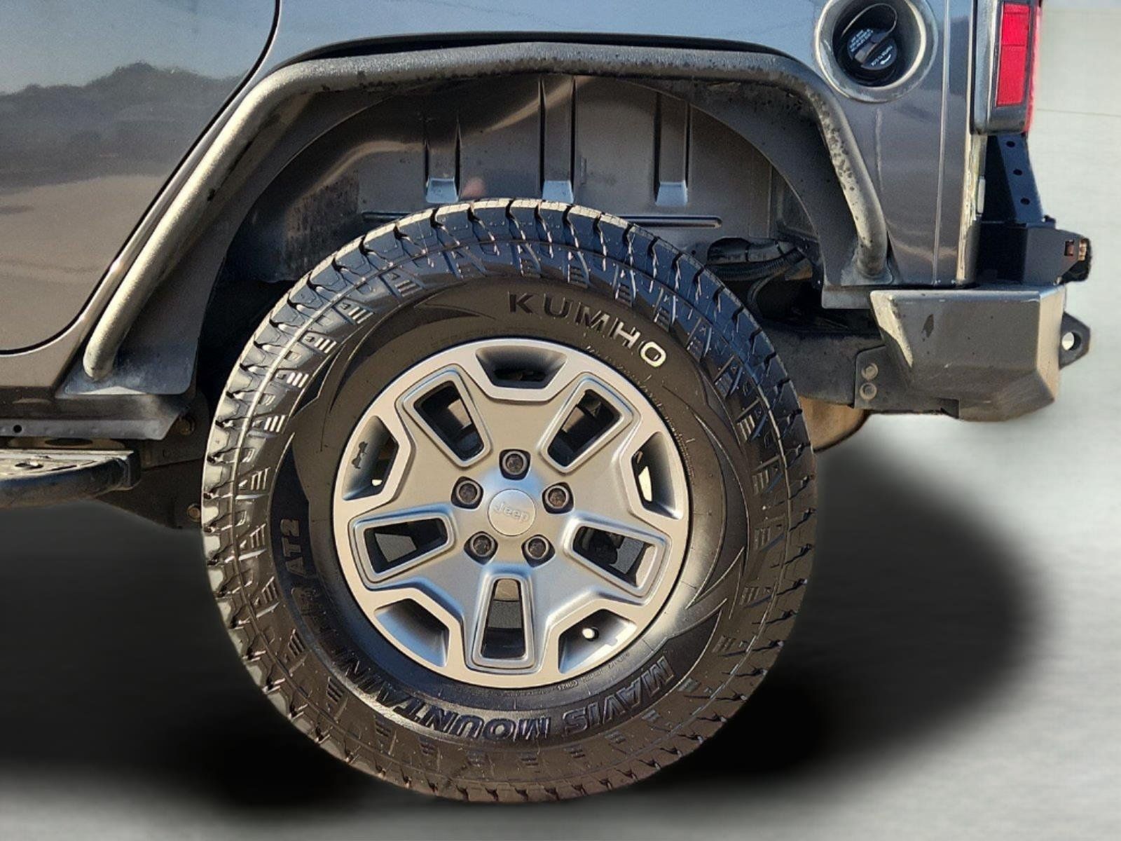 Used 2017 Jeep Wrangler Unlimited Rubicon w/ Connectivity Group AWD/4WD image 29