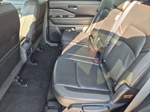 Used 2025 Nissan Pathfinder SL AWD/4WD image 30