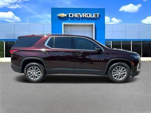 Used 2022 Chevrolet Traverse LT FWD image 2