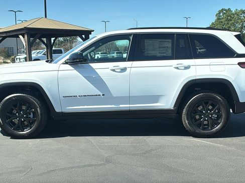 New 2026 Jeep Grand Cherokee Altitude image 6