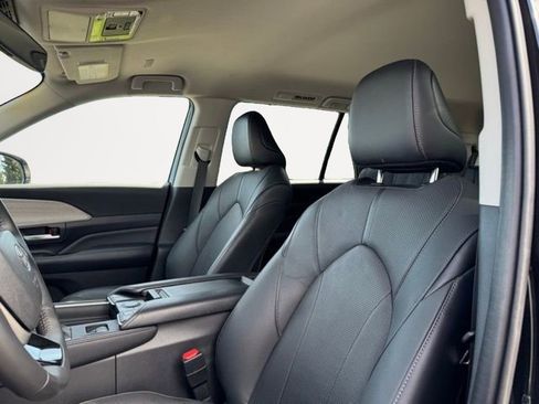 Certified 2024 Toyota Grand Highlander AWD image 9
