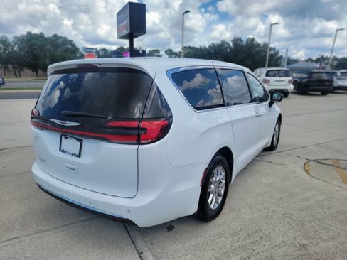 Used 2025 Chrysler Pacifica Select FWD image 5