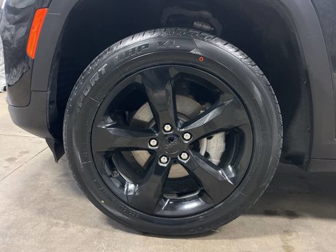 Used 2023 Jeep Grand Cherokee Limited w/ Black Appearance Package image 8