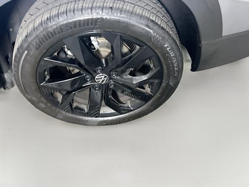 Used 2024 Volkswagen Taos SE image 11