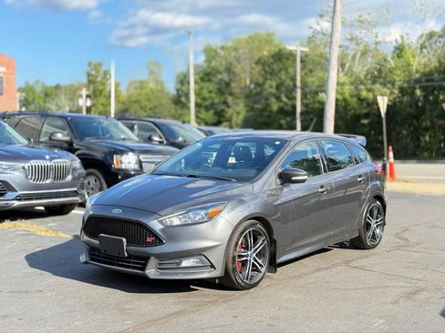 Used 2018 Ford Focus ST FWD image 4