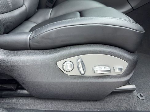 Used 2025 Porsche Macan image 43