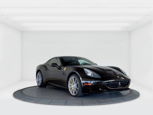 Used 2014 Ferrari California RWD image 7