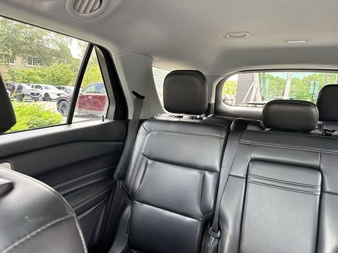 Used 2021 Ford Explorer XLT w/ Equipment Group 202A RWD image 17