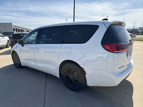 Used 2024 Chrysler Pacifica Select image 4