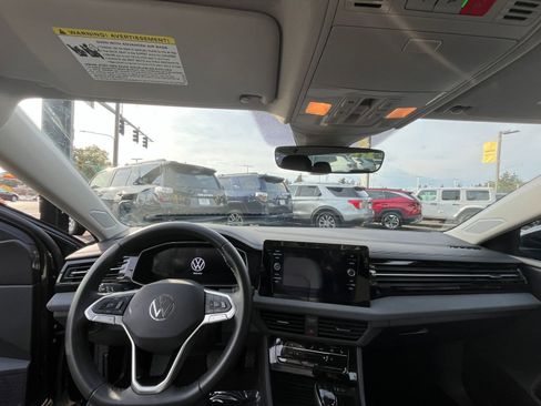 Used 2025 Volkswagen Jetta SE image 33