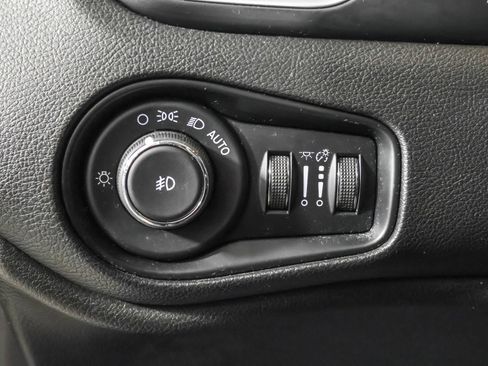 Used 2018 Jeep Renegade Latitude w/ Safety & Security Group AWD/4WD image 22