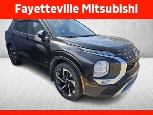 Used 2024 Mitsubishi Outlander SE image 2