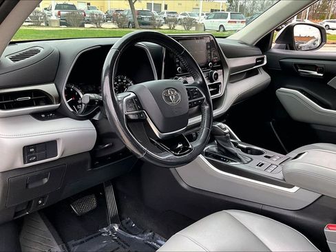 Used 2021 Toyota Highlander XLE AWD/4WD image 16