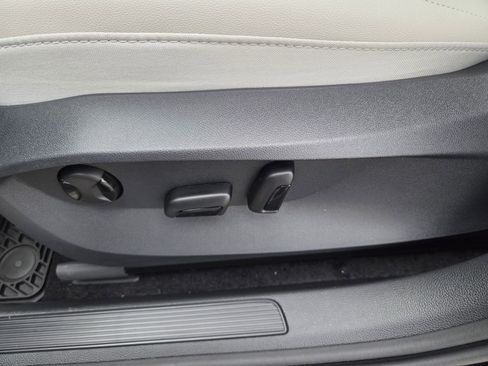 New 2026 Volkswagen Taos SE AWD/4WD image 17