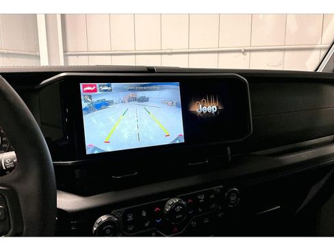 Used 2024 Jeep Gladiator Rubicon w/ Technology Group AWD/4WD image 23