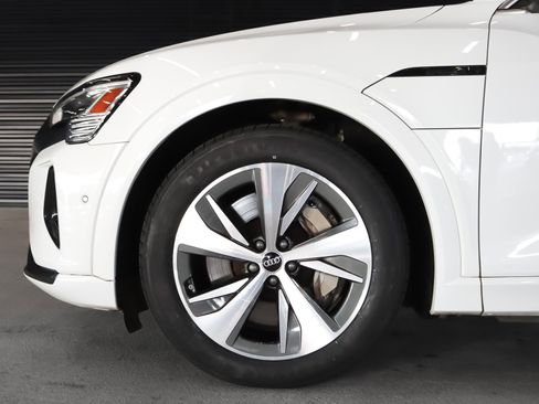 Used 2024 Audi Q8 e-tron Premium Plus image 5