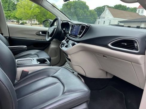 Used 2023 Chrysler Pacifica Touring-L FWD image 21