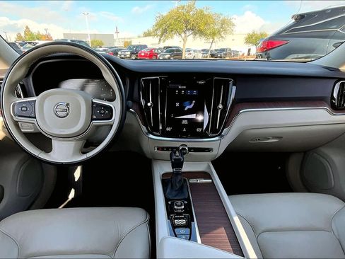 Used 2021 Volvo S60 T5 Momentum image 13