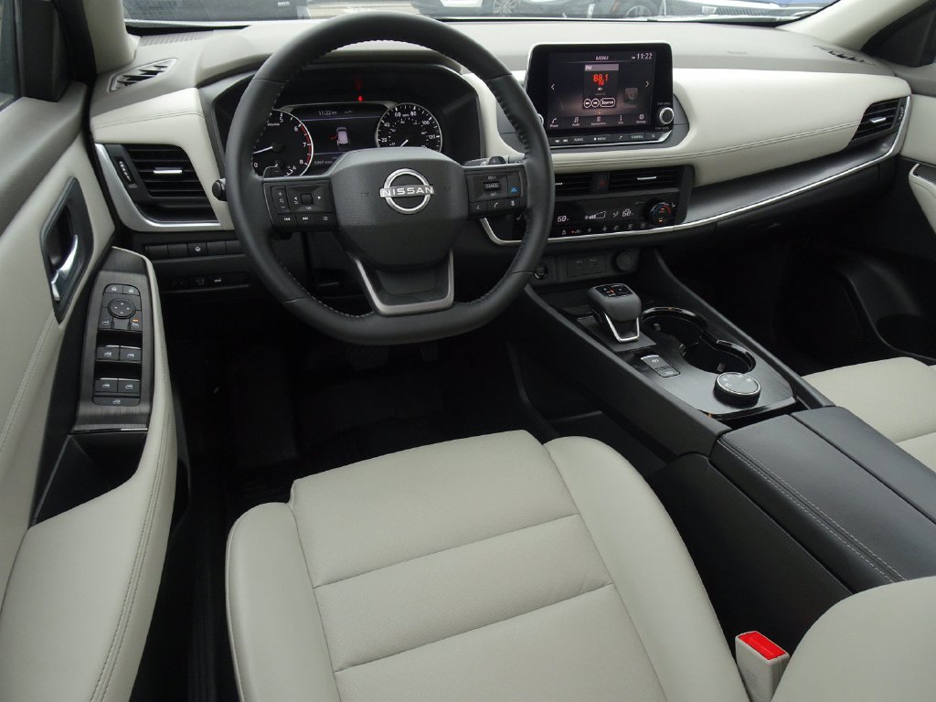 Used 2025 Nissan Rogue SV w/ SV Premium Package AWD/4WD image 13