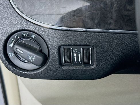 Used 2016 Chrysler Town & Country Touring w/ Driver Convenience Group image 16