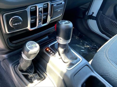 Used 2024 Jeep Wrangler Unlimited Sahara AWD/4WD image 12